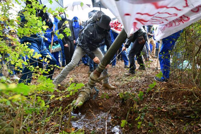 Los manifestantes desmantelan una tubería de agua para protestar contra un proyecto de cuenca de retención de agua gigante, en Sainte-Soline (Deux-Sèvres), el 30 de octubre de 2022. 
