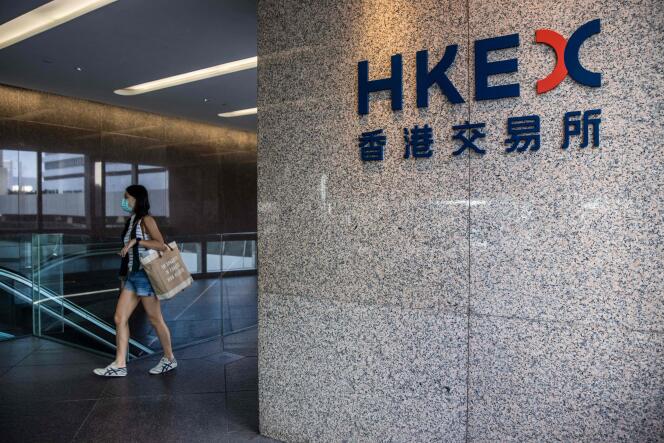 Devant un panneau de la Bourse de Hongkong, le 28 octobre 2022.