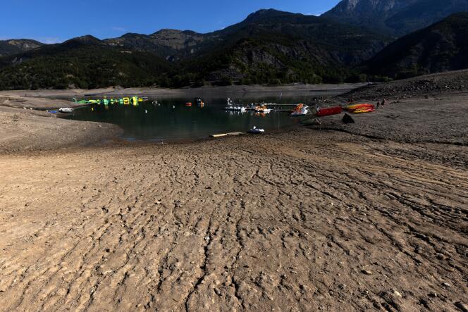 Le lac de Serre-Ponçon partiellement asséché, le niveau de l’eau ayant baissé de 16 mètres en raison de la sécheresse, à Ubaye Serre-Ponçon (Alpes-de-Haute-Provence), le 25 août 2022.