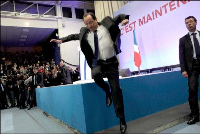 François Hollande, à Tulle, le soir du premier tour de l’élection présidentielle de 2012, sautant de la tribune, saisi par le photographe Sébastien Calvet.
