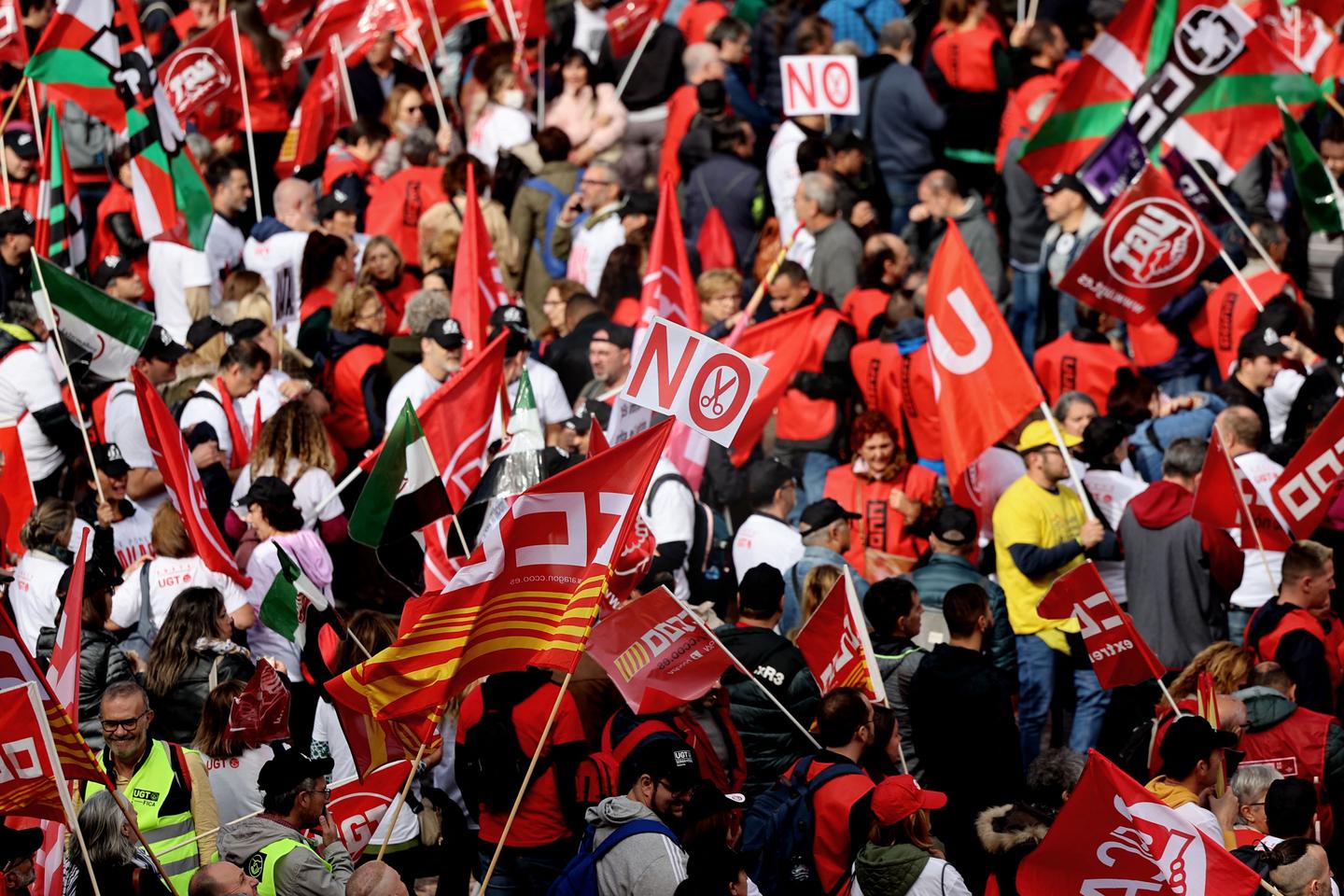 Spain thousands of people in streets of Madrid to claim wage increases