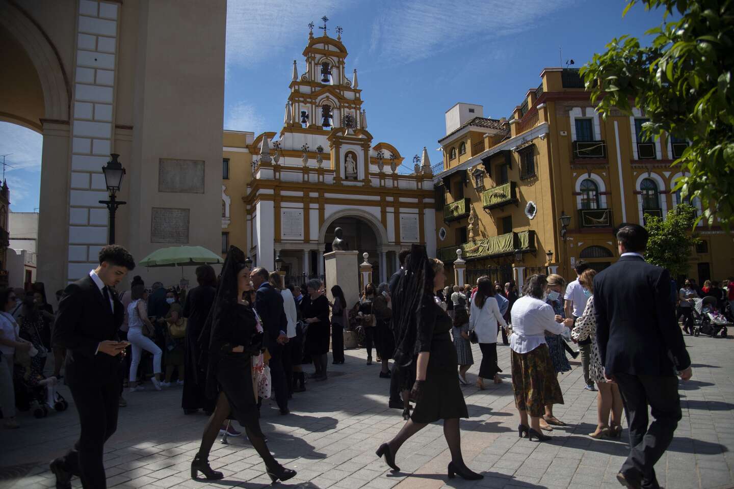En Sevilla, los restos del general franquista Queipo de Llano emergen de la basílica de la Macarena