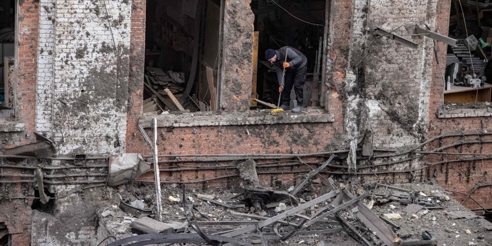 Un homme nettoie les débris d’un bâtiment endommagé après une attaque dans la ville de Kharkiv, le 3 novembre 2022.