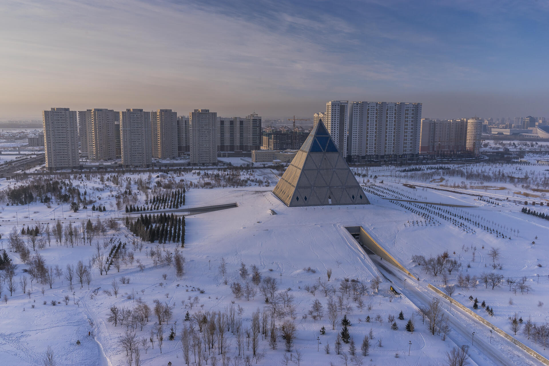 Symbole de la ville d’Astana, situé dans un quartier ultramoderne, le Palais de la paix et de la réconciliation, est une pyramide de 62 mètres de haut, qui sert de centre spirituel national non confessionnel et de lieu d’événements. 