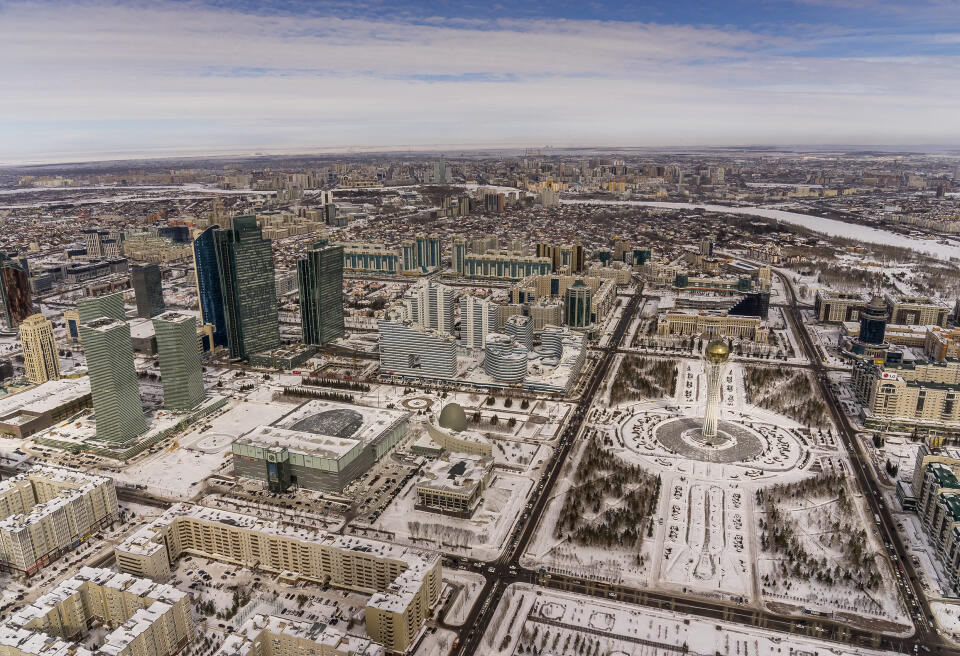Nur-Sultan, capitale du Kazakhstan au coeur de la steppe kazakh. Fondée en 1830 sous le nom d'Akmola, peu après russifié en Akmolinsk en 1832, puis Tselinograd (cité des terres vierges en russe) en 1961 puis de nouveau Akmola en 1992. En 1997, le gouvernement décide de déplacer la capitale d'Almaty à Akmola. Le 6 mai 1998, un décret présidentiel renomme la capitale Astana. Le 20 mars 2019, Astana est renommé Nur-Sultan en l'honneur du Premier President Noursoultan NAZARBAYEV, au pouvoir pendant plus de 28 ans et retraité, en faux-semblant. Ce fut la première décision de son successeur, Kassym-Jomart Tokaïev