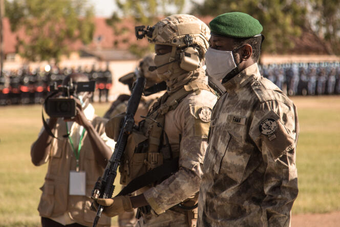 Le président malien de transition, le colonel Assimi Goïta (à droite) lors de la fête nationale de l’armée, à Kati, au Mali, le 20 janvier 2022.