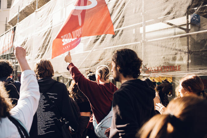 Dans le cortège de la manifestation contre la réforme des filières professionnelles, les lycéens, surtout issus des filières générales, côtoient les enseignants, à Marseille, le 18 octobre 2022. 