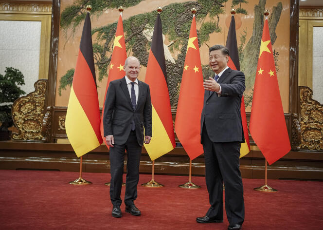 El presidente chino, Xi Jinping, recibe al canciller alemán Olaf Scholz en el Gran Salón del Pueblo en Beijing el 4 de noviembre de 2022.