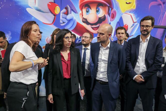 La ministre de la culture, Rima Abdul-Malak (au centre à gauche), et le ministre délégué chargé de la transition numérique et des télécommunications, Jean-Noël Barrot (au centre à droite), en visite au salon du jeu vidéo Paris Games Week, le 3 novembre 2022.