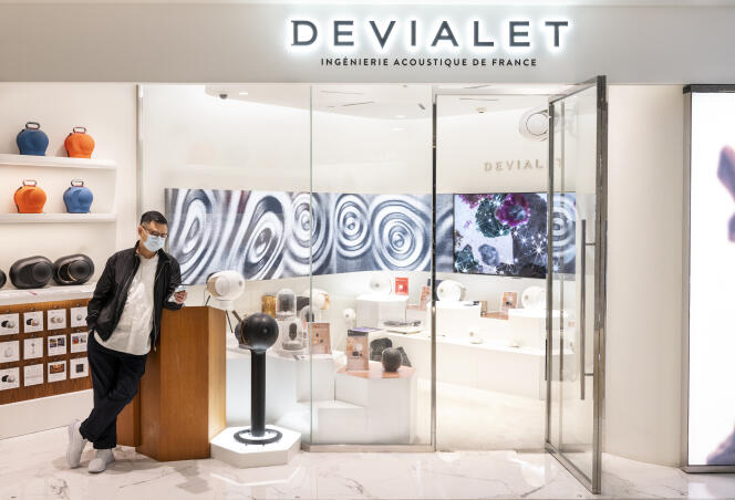 Di fronte al negozio dell'azienda francese di tecnologia audio Devialet, a Hong Kong, il 17 gennaio 2022.