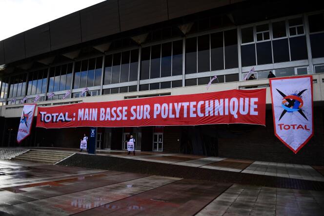 Des militants du groupe écologiste Greenpeace manifestent devant l’Ecole polytechnique contre le lien entre la compagnie pétrolière Total et l’X, à Palaiseau, le 12 mars 2020.