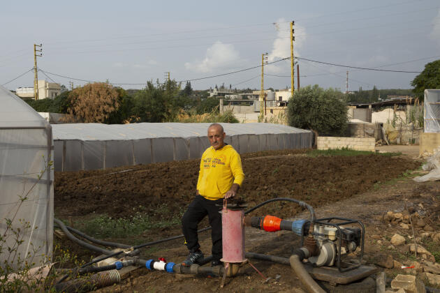 L’agriculteur Ahmad Ajaj près du filtre à eau qu’il a installé pour l’arrosage de ses légumes à Haryk, près de la ville de Bebnine, dans le nord du Liban, mardi 1er novembre 2022.