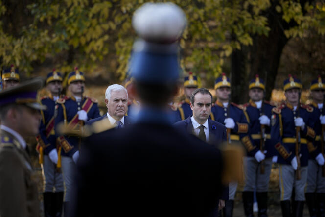 El ministro de Defensa francés Sébastien Lecornu (derecha) y su homólogo rumano, Angel Tilvar, durante una visita a Rumanía, en Bucarest el 3 de noviembre de 2022.