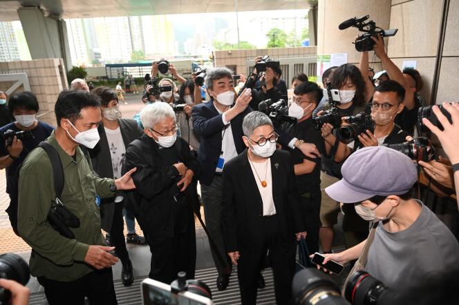 De gauche à droite, les activistes prodémocratie Hui Po-keung, la chanteuse Denise Ho, le cardinal Joseph Zen et la magistrate Margaret Ng arrivent au tribunal à Hongkong le 24 mai, après leur arrestation pour complot en vue de collusion avec des forces étrangères. 