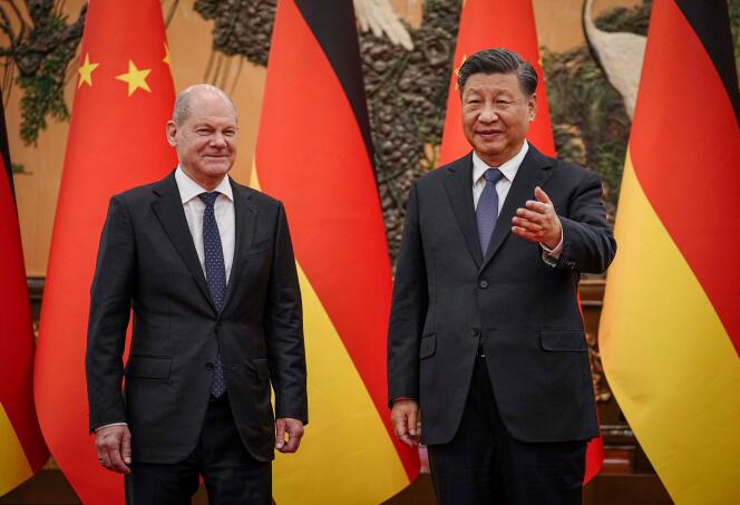 Chinese President Xi Jinping (R) greets German Chancellor Olaf Scholz in Beijing on November 4, 2022.