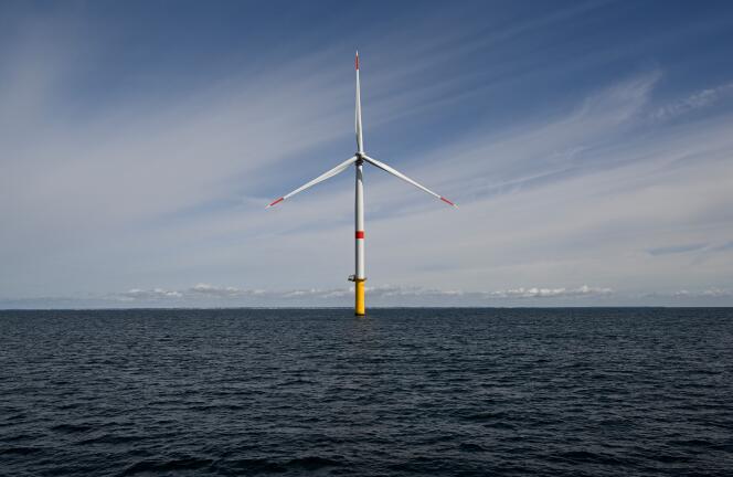 Une éolienne au large de La Turballe (Loire-Atlantique), le 30 septembre 2022. Le projet de loi sur les énergies renouvelables prévoit le déploiement de 50 parcs éoliens en mer pour atteindre 40 GW.