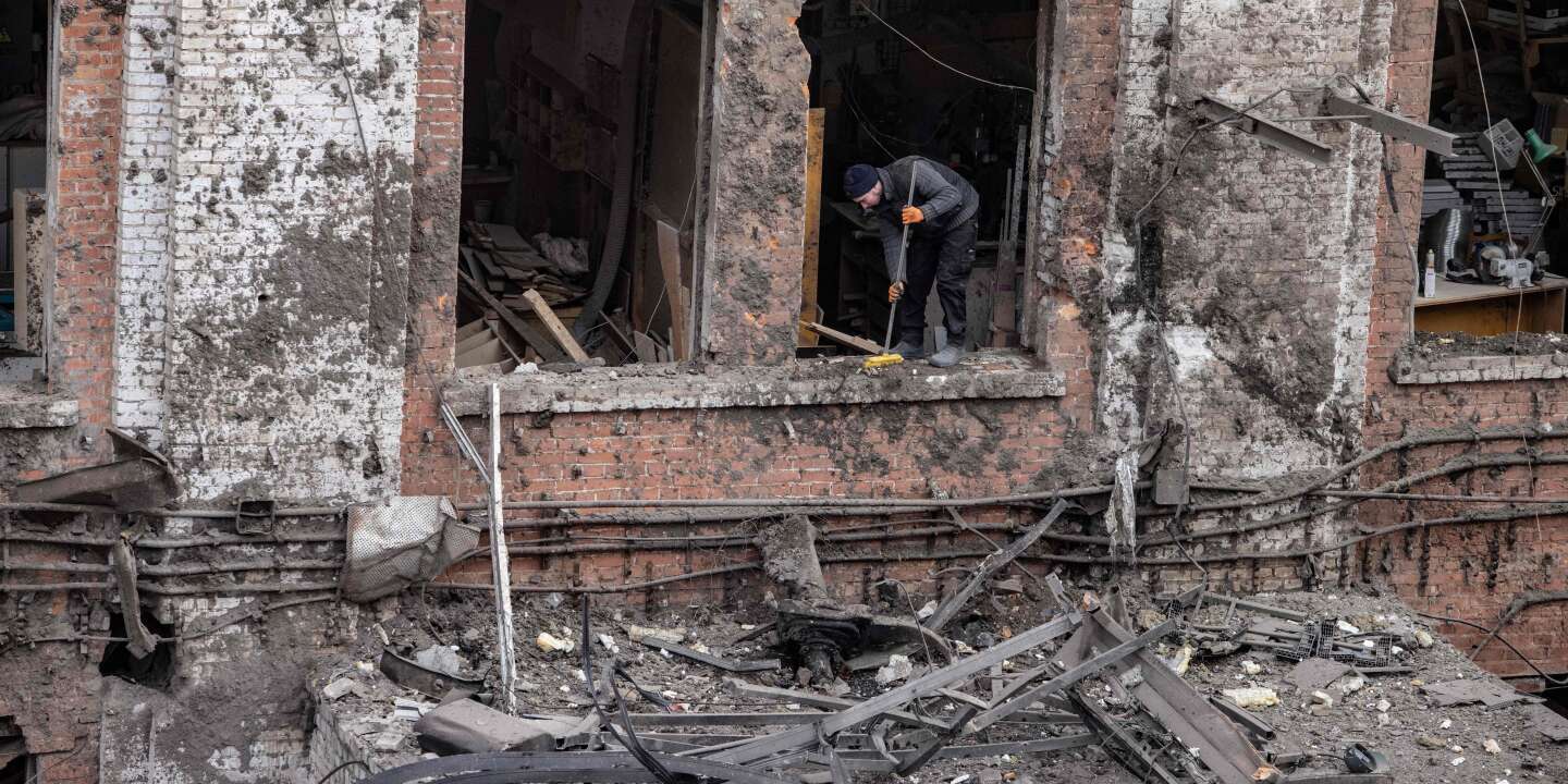Der frühere russische Präsident Dmitri Medwedew hat die Ukraine als „feigen Verräter“ bezeichnet, der kampflos geflohen sei.