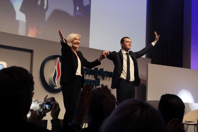 Marine Le Pen accueille le nouveau président du Rassemblement national, Jordan Bardella, à la Mutualité, à Paris, samedi 5 novembre 2022.