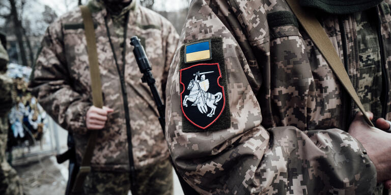 Deux soldats d'un bataillon Biélorusses combattent avec les ukrainiens l'envahisseur russe. Kiev, le 12 mars 2022.