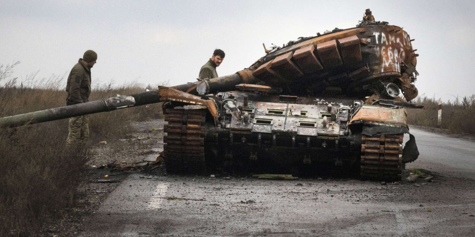 Des soldats ukrainiens devant un char russe, sur une route près du village de Kamianka, récemment repris, dans la région de Kharkiv, le 30 octobre 2022.