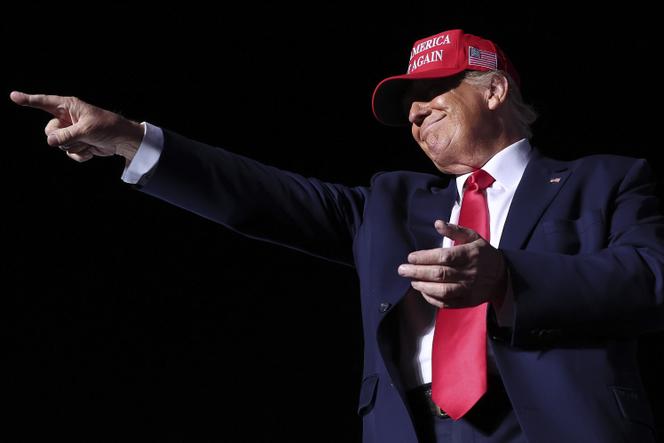 Donald Trump lors du rassemblement de soutien au candidat républicain Mehmet Oz au poste de sénateur de l'Etat de Pennsylvanie, à Latrobe (Pennsylvanie), le 5 novembre 2022.