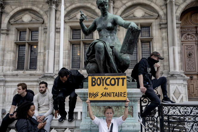Lors d’une manifestation contre le passe sanitaire, à Paris, le 7 août 2021. 