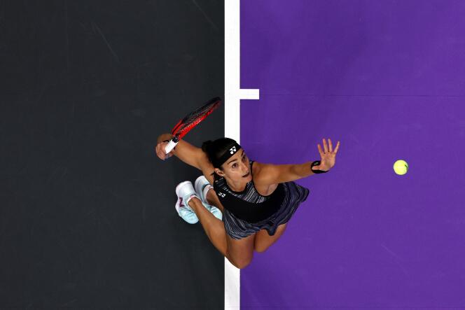 Caroline Garcia serve durante la semifinale contro Maria Sakkari al WTA Masters di Fort Worth (Texas), USA.  6 novembre 2022.
