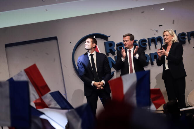 Fin du discours de Jordan Bardella Louis Alliot et Marine Le Pen sont avec lui sur scène, à Paris le 5 Novembre 2022. 