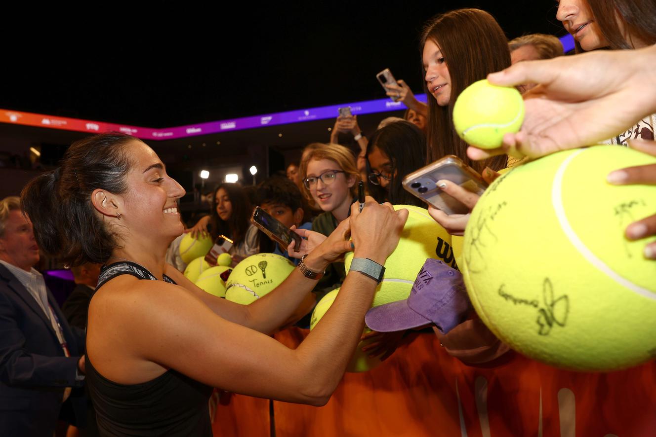 Caroline Garcia lacht met haar fans na het verslaan van Daria Kasatkina op de WTA Championships in Fort Worth, Texas, VS.  5 november 2022.