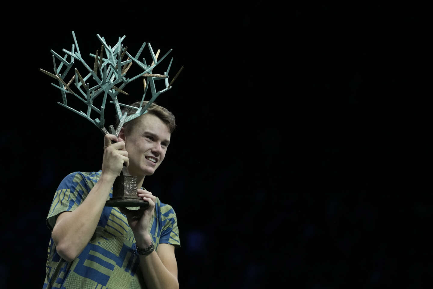Tennis : Holger Rune renverse Novak Djokovic et remporte le Masters 1000 de Paris-Bercy