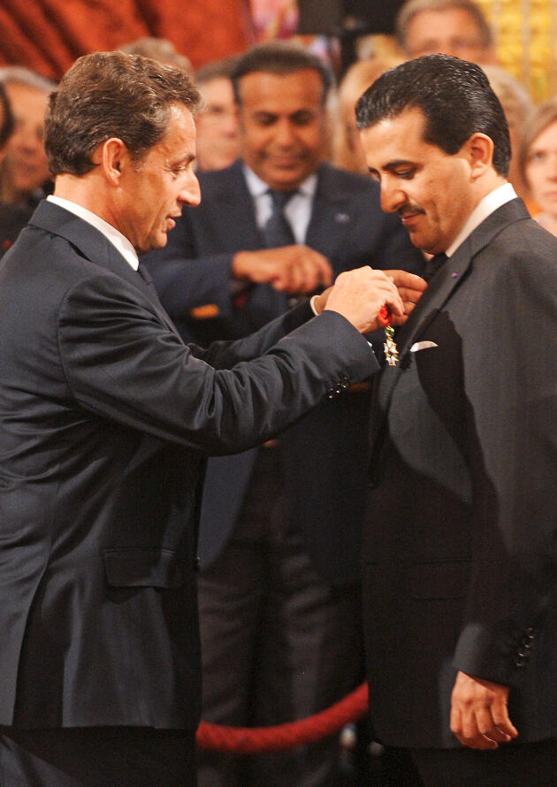 Nicolas Sarkozy remettant la Légion d’honneur au procureur général du Qatar, Ali Ben Fettais Al-Marri, en juin 2011.