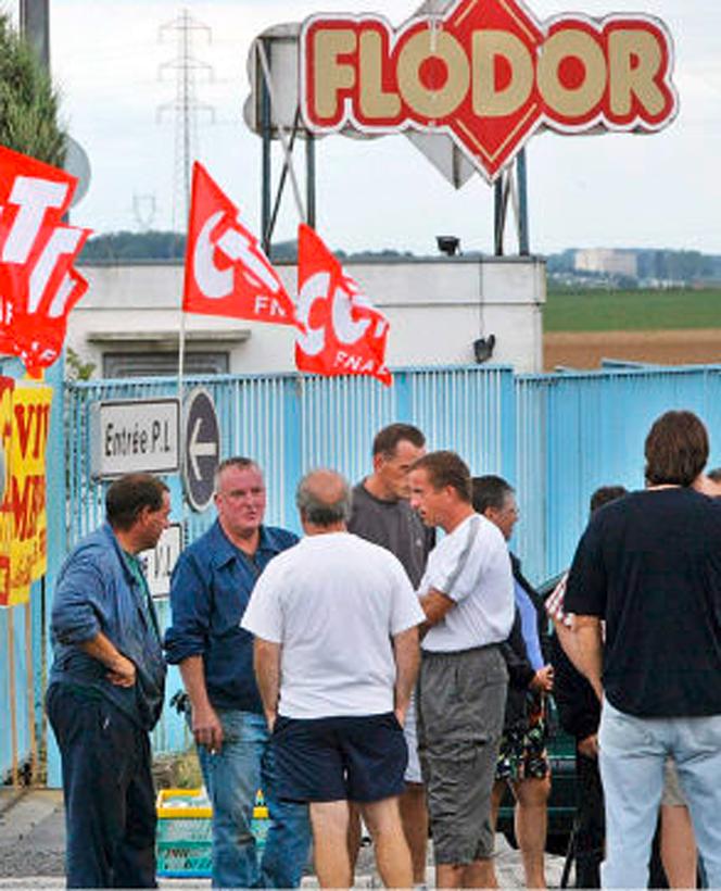 Des employés de l’entreprise de chips Flodor devant leur usine à Péronne (Somme), le 22 août 2003.