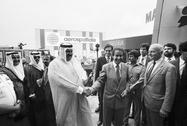 Le prince héritier Hamad Ben Khalifa Al Thani, serrant la main de l’industriel Jean-Luc Lagardère, lors du salon aéronautique du Bourget, en juin 1987.