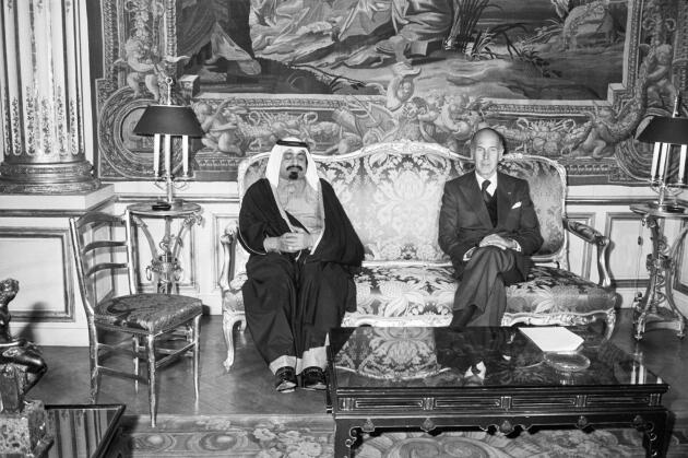 L'émir du Qatar Hamad ben Khalifa Al Thani reçu par Valéry Giscard d'Estaing au palais de l'Elysée, le 12 janvier 1979, à Paris.