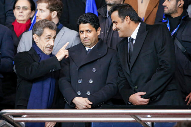 Nicolas Sarkozy en compagnie du président du PSG, Nasser Al-Khelaïfi (au centre), et de l’actuel émir du Qatar, Tamim Ben Hamad Al Thani, propriétaire du club parisien, au Parc des Princes, le 28 novembre 2015.
