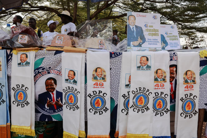 Un puesto de accesorios con la imagen del presidente camerunés Paul Biya en Yaundé el 6 de noviembre de 2022.