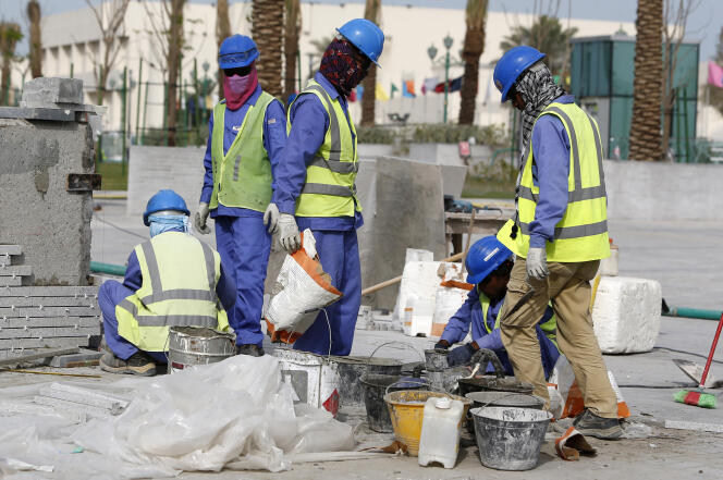 Empleados de Qatari Diar Vinci Construction Grands Projets, en Doha, en 2015.