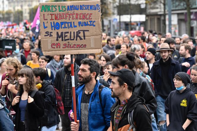 Manifestación en Rennes, el 18 de octubre de 2022, a la convocatoria de los sindicatos CGT y FO para exigir un aumento salarial.