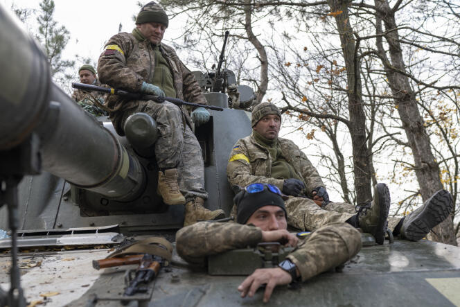 Miembros de una unidad de artillería ucraniana posicionados alrededor de la ciudad de Kherson (Ucrania), 28 de octubre de 2022.