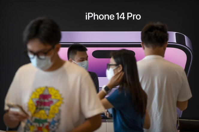 Les clients achètent dans un magasin Apple le premier jour de la vente de l’iPhone 14 d’Apple à Pékin, en Chine, le 16 septembre 2022.