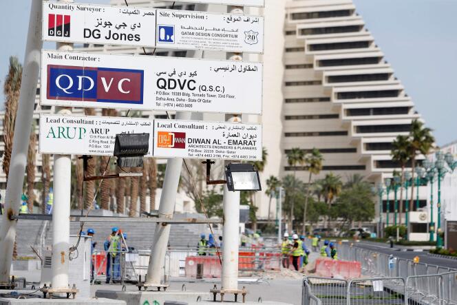 Des employés de QDVC, la branche qatarie du géant français de la construction Vinci, sur un chantier de la capitale Doha, en mars 2015.