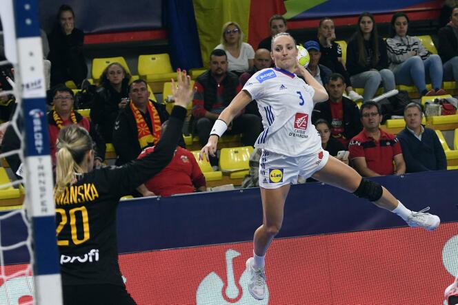 La Française Alicia Toublanc (à droite) s’apprête à tirer, tandis que la Roumaine Yuliya Dumanska (à gauche) tente d’intercepter le ballon, lors du match préliminaire entre la Roumanie et la France au Championnat d’Europe de handball féminin à Skopje, le 7 novembre 2022.  