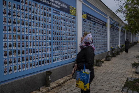 Une femme devant le mur de la mémoire des défenseurs de l’Ukraine tombés pendant la guerre russo-ukrainienne, dans le centre-ville de Kiev, lundi 7 novembre 2022.
