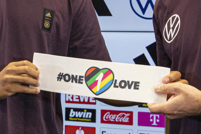 Les défenseur et milieu de terrain allemands Thilo Kehrer et Jonas Hofmann présentent le brassard de capitaine – symbole de la lutte contre la discrimination et pour la diversité – que de nombreuses équipes porteront lors de la Coupe du monde de la FIFA. A Francfort, le 21 septembre 2022. 
