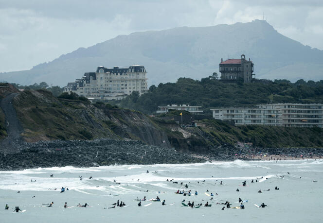 Après le travail… le surf, sur la plage de la côte des Basques, au pied du château d’Ilbarritz et de la Rhune, à Biarritz (Pyrénées-Atlantiques).