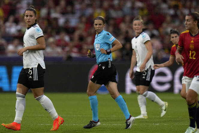 Stéphanie Frappart arbitra una partita tra Germania e Spagna per l'Euro femminile 2022, 12 luglio 2022, a Londra.