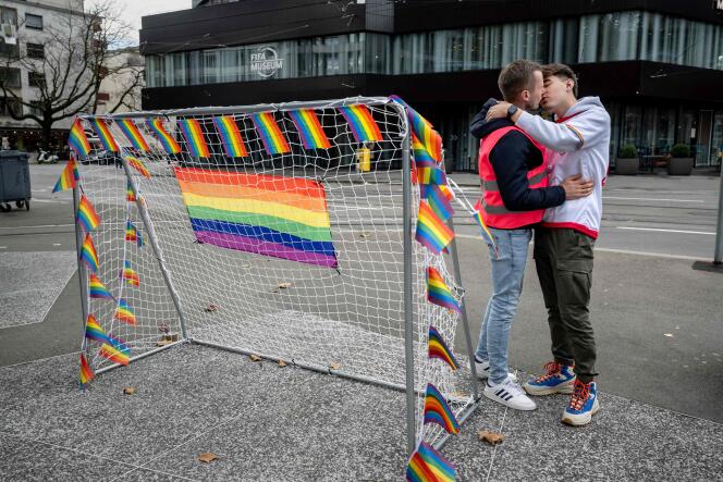 Lors d’une action de mouvements de défense des droits LGBT+ devant le Musée de la FIFA, à Zurich, le 8 novembre 2022.