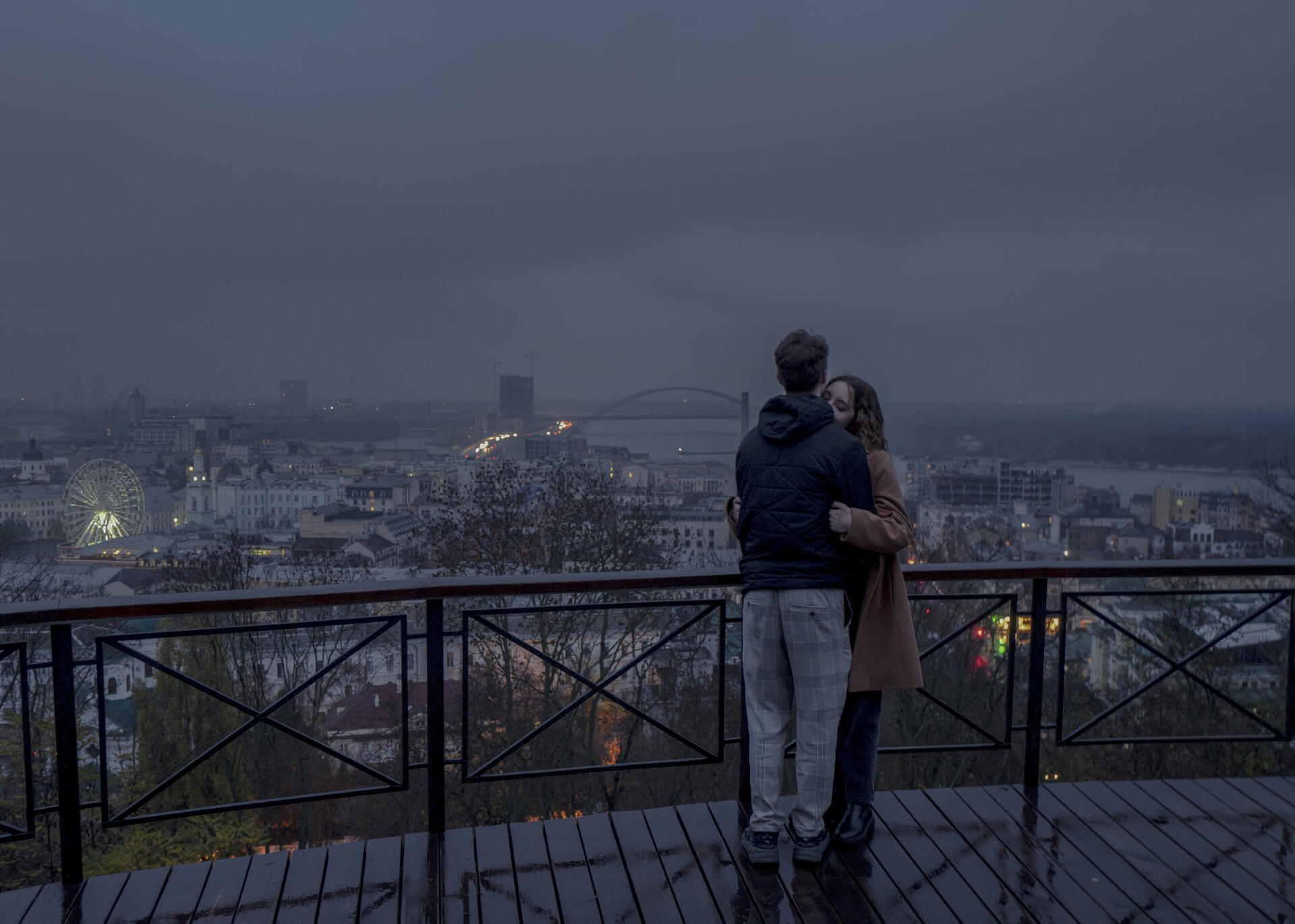 Un couple de jeunes Ukrainiens s’embrasse à Kiev (Ukraine), le 6 novembre 2022.