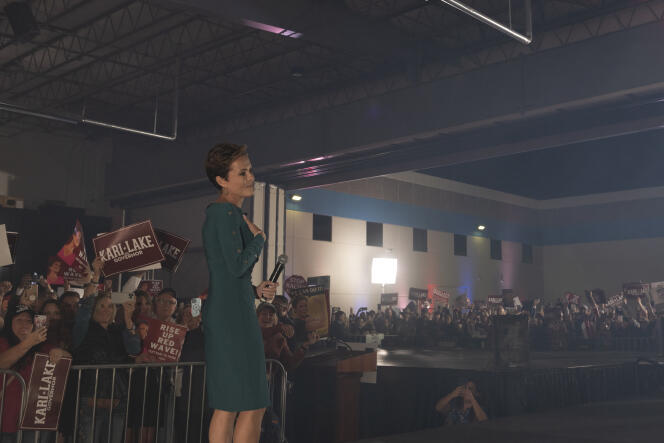 Llegada de Kari Lake a un acto de campaña de la candidata a gobernadora de Arizona, en Scottsdale cerca de Phoenix, Arizona (Estados Unidos), la víspera de los exámenes parciales, 7 de noviembre de 2022.