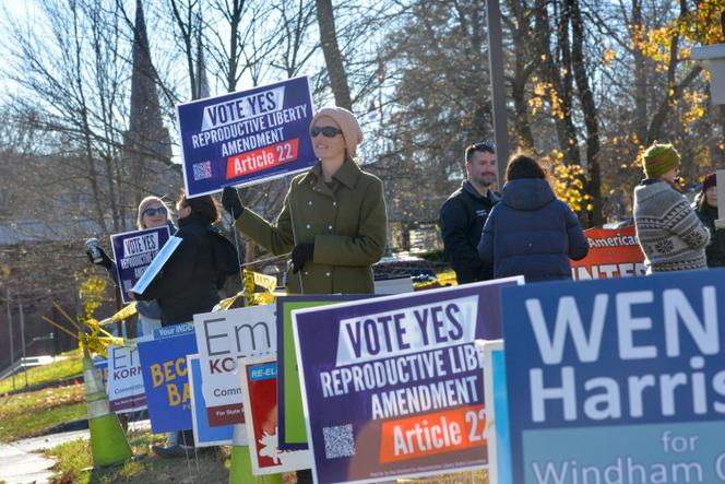 Voorstanders van abortusrechten roepen op om op 8 november in Brattleboro, Vermont, te stemmen voor sectie 22 van de staatsgrondwet van Vermont, waarin een grondwettelijk recht op abortus wordt vastgelegd.